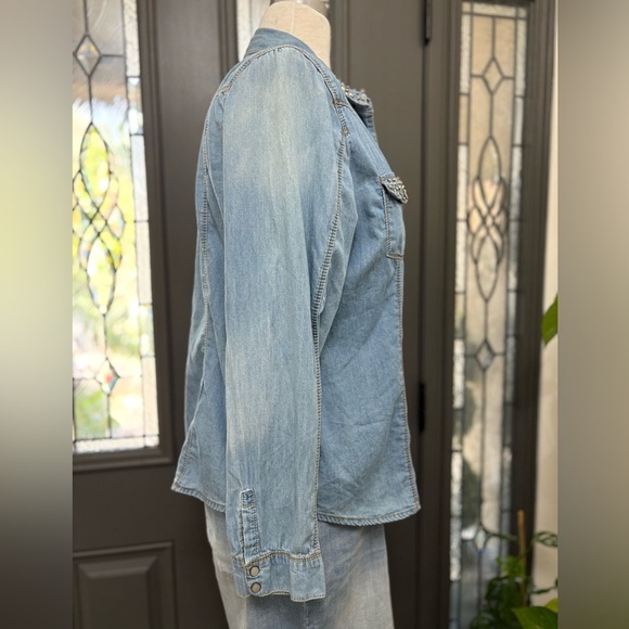 NWOT Women’s Light Wash Beaded Detail Pearl Snap Front Long Sleeve Top | Size L - Picture 5 of 8